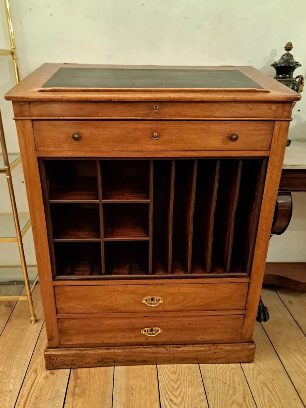 Meuble de métier écritoire en noyer XIXème