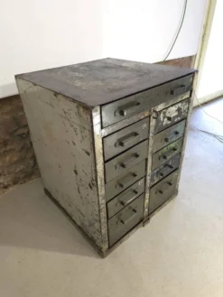 Meuble de métier de l'armée française à tiroirs