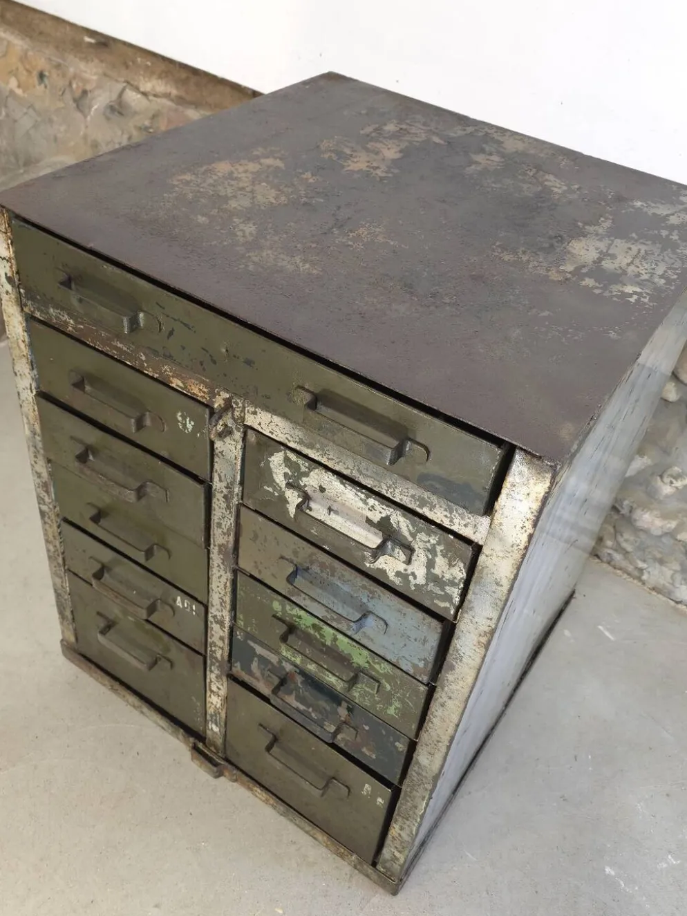 Meuble de métier de l'armée française à tiroirs