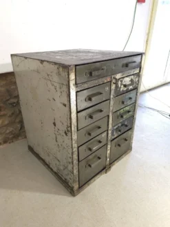 Meuble de métier de l'armée française à tiroirs