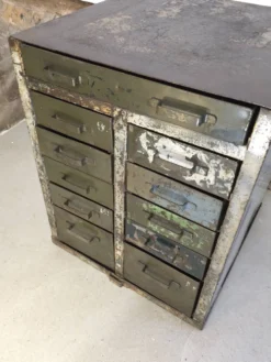 Meuble de métier de l'armée française à tiroirs