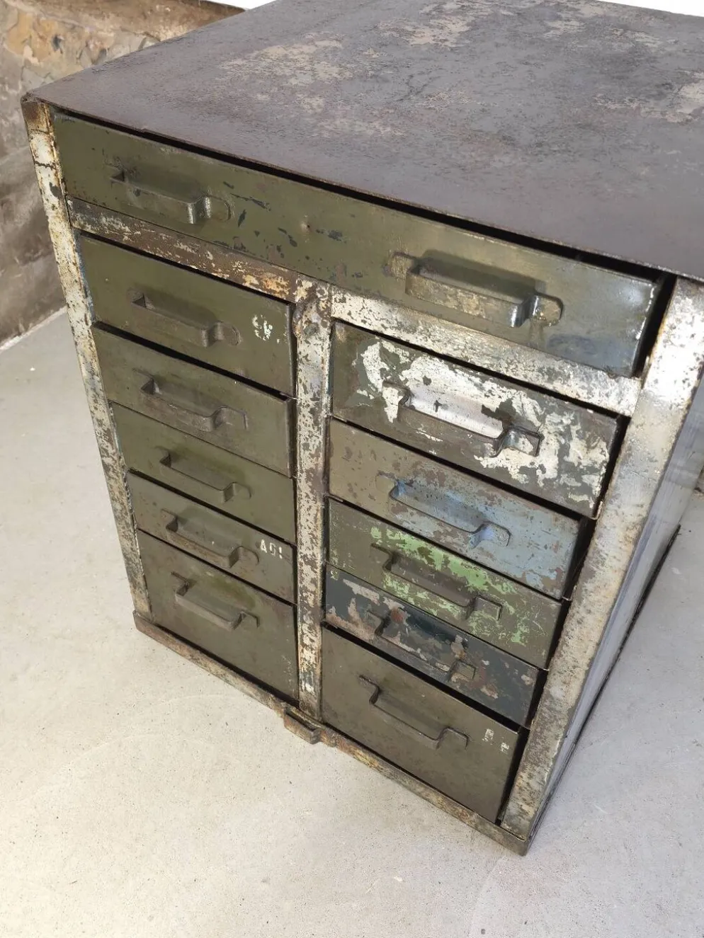 Meuble de métier de l'armée française à tiroirs