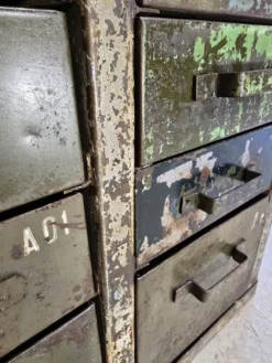 Meuble de métier de l'armée française à tiroirs