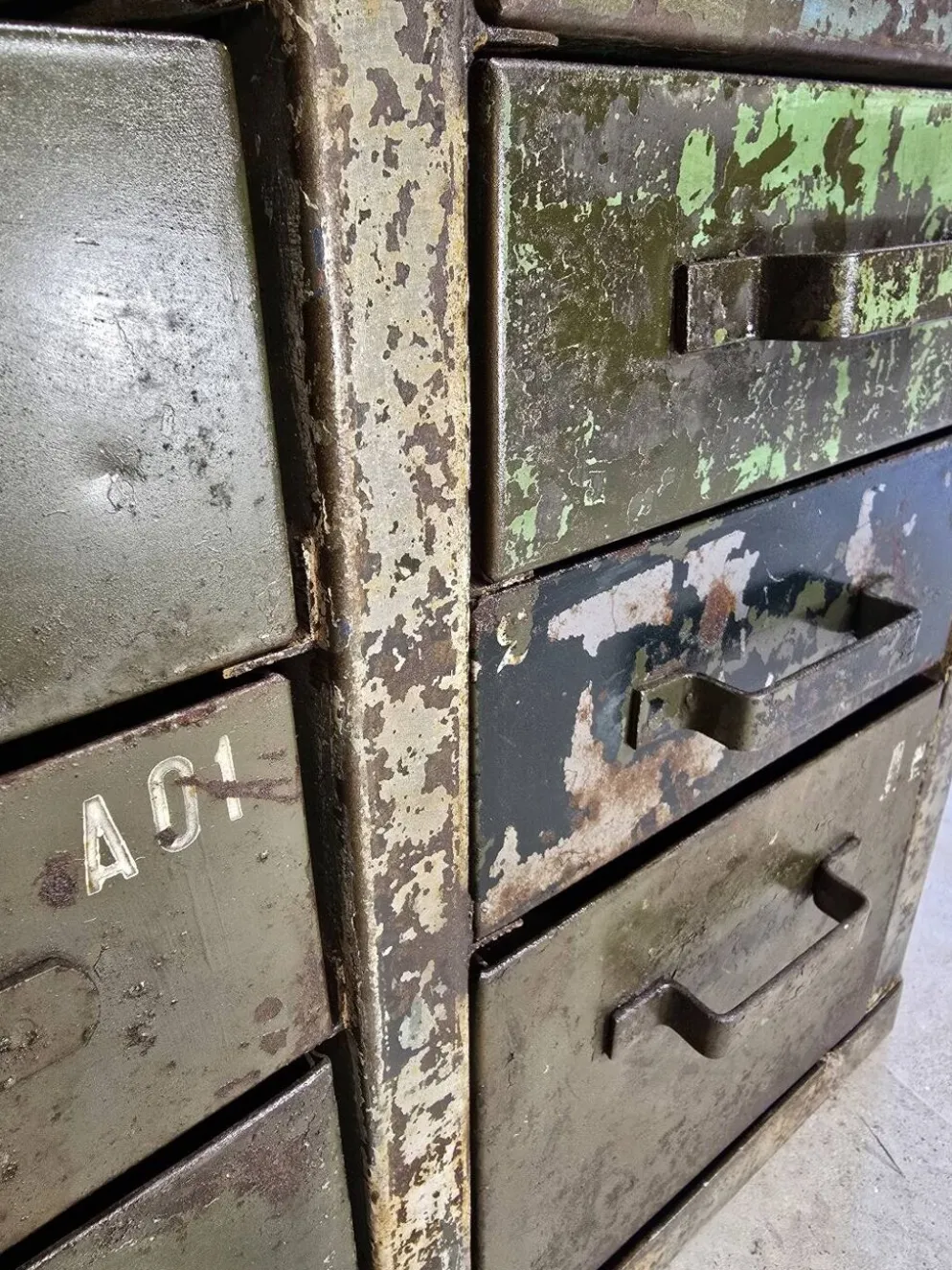 Meuble de métier de l'armée française à tiroirs