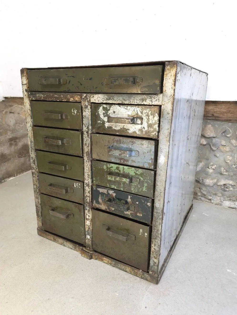Meuble de métier de l'armée française à tiroirs