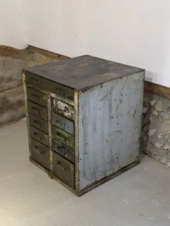 Meuble de métier de l'armée française à tiroirs