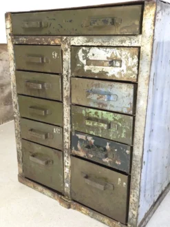 Meuble de métier de l'armée française à tiroirs