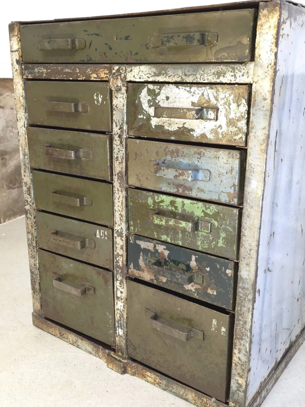 Meuble de métier de l'armée française à tiroirs