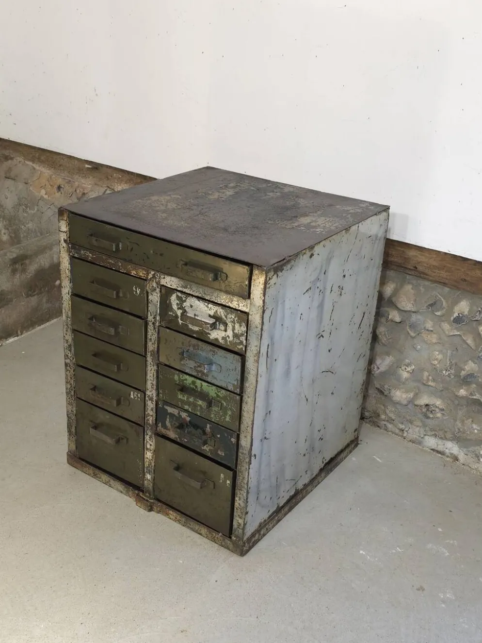 Meuble de métier de l'armée française à tiroirs