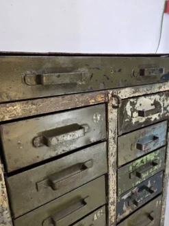Meuble de métier de l'armée française à tiroirs