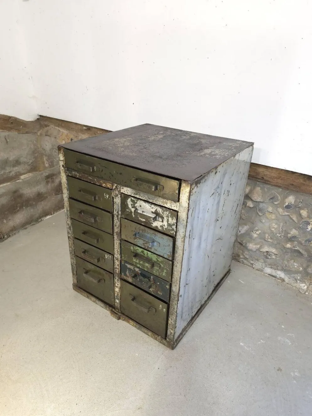 Meuble de métier de l'armée française à tiroirs