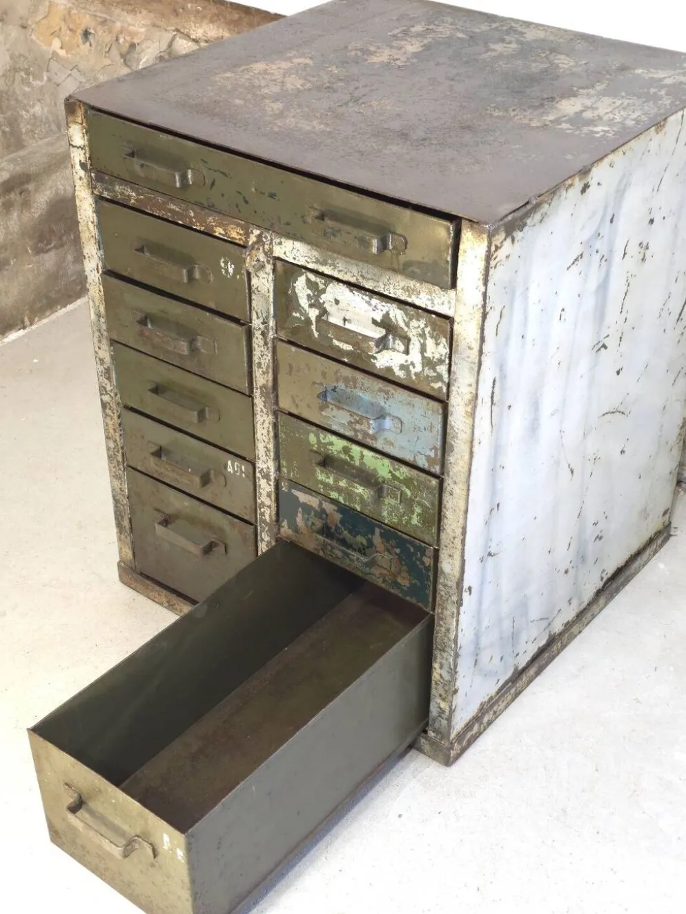 Meuble de métier de l'armée française à tiroirs