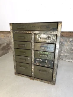 Meuble de métier de l'armée française à tiroirs