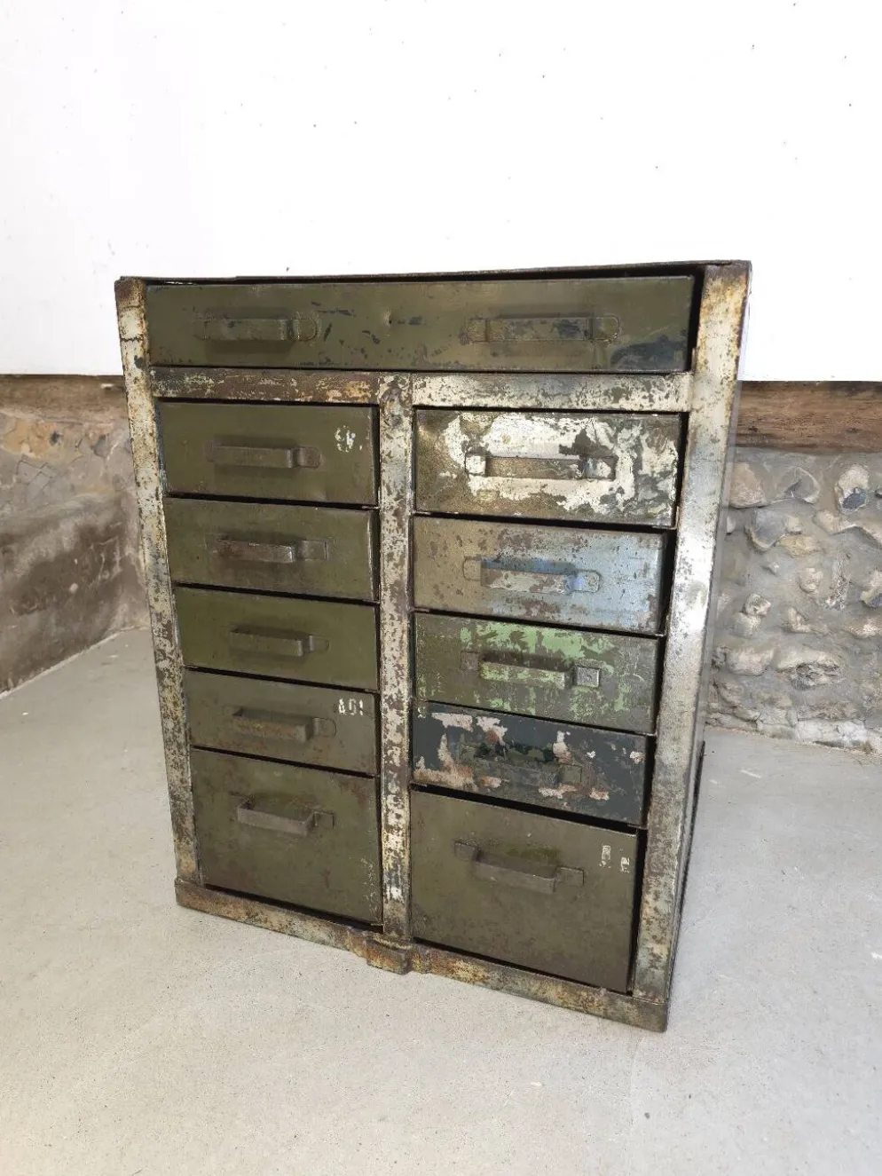 Meuble de métier de l'armée française à tiroirs
