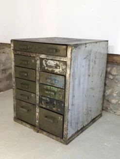 Meuble de métier de l'armée française à tiroirs