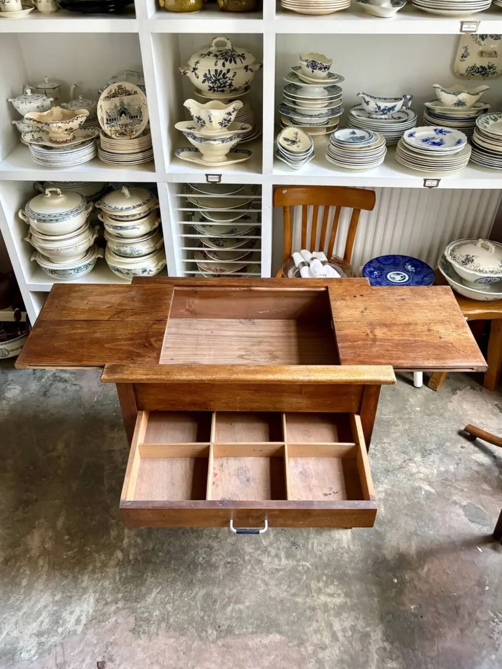 Meuble de métier, table en bois massif 2 tiroirs