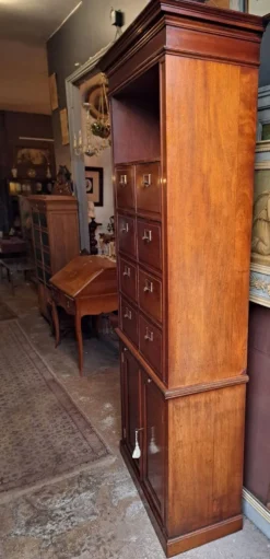 Meuble de notaire à clapets en acajou