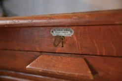 Meuble de notaire en bois à volet de la marque "Au vieux chêne" 1950