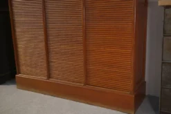 Meuble de notaire en bois à volet de la marque "Au vieux chêne" 1950