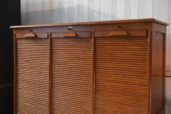 Meuble de notaire en bois à volet de la marque 