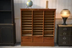 Meuble de notaire en bois à volet de la marque 