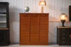 Meuble de notaire en bois à volet de la marque 