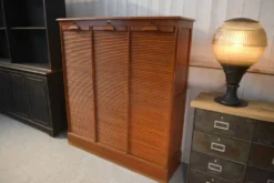 Meuble de notaire en bois à volet de la marque 