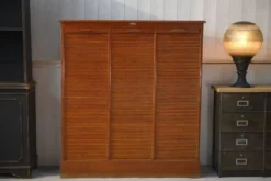 Meuble de notaire en bois à volet de la marque 
