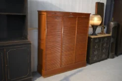 Meuble de notaire en bois à volet de la marque 