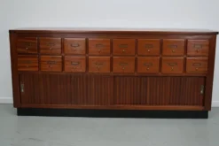 Meuble de rangement/d'apothicaire ou classeur vintage en bois dur hollandais du milieu du siècle