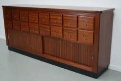 Meuble de rangement/d'apothicaire ou classeur vintage en bois dur hollandais du milieu du siècle