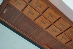 Meuble de rangement/d'apothicaire ou classeur vintage en bois dur hollandais du milieu du siècle