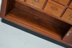 Meuble de rangement/d'apothicaire ou classeur vintage en bois dur hollandais du milieu du siècle