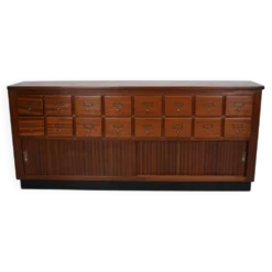 Meuble de rangement/d'apothicaire ou classeur vintage en bois dur hollandais du milieu du siècle