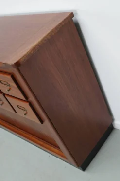Meuble de rangement/d'apothicaire ou classeur vintage en bois dur hollandais du milieu du siècle