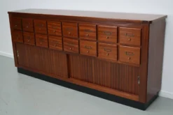 Meuble de rangement/d'apothicaire ou classeur vintage en bois dur hollandais du milieu du siècle