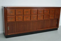 Meuble de rangement/d'apothicaire ou classeur vintage en bois dur hollandais du milieu du siècle