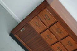 Meuble de rangement/d'apothicaire ou classeur vintage en bois dur hollandais du milieu du siècle