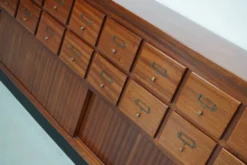 Meuble de rangement/d'apothicaire ou classeur vintage en bois dur hollandais du milieu du siècle