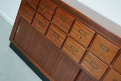 Meuble de rangement/d'apothicaire ou classeur vintage en bois dur hollandais du milieu du siècle