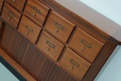 Meuble de rangement/d'apothicaire ou classeur vintage en bois dur hollandais du milieu du siècle