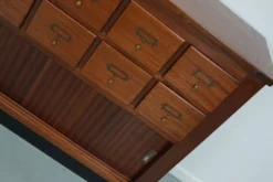 Meuble de rangement/d'apothicaire ou classeur vintage en bois dur hollandais du milieu du siècle