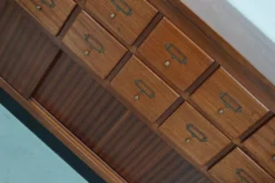 Meuble de rangement/d'apothicaire ou classeur vintage en bois dur hollandais du milieu du siècle