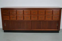 Meuble de rangement/d'apothicaire ou classeur vintage en bois dur hollandais du milieu du siècle