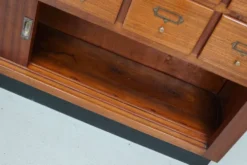 Meuble de rangement/d'apothicaire ou classeur vintage en bois dur hollandais du milieu du siècle