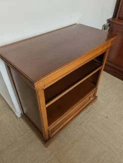 Meuble de rangement en bois de merisier