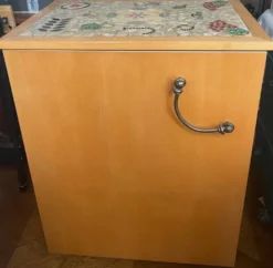 Meuble de rangement en chêne massif, plateau en mosaïque artisanale signée