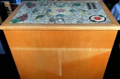 Meuble de rangement en chêne massif, plateau en mosaïque artisanale signée