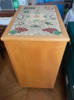 Meuble de rangement en chêne massif, plateau en mosaïque artisanale signée