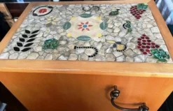 Meuble de rangement en chêne massif, plateau en mosaïque artisanale signée